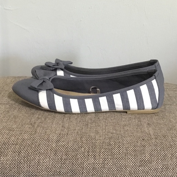 White Mt. Gray and White Striped Ballet Flats with bows, size 10. - Picture 3 of 11